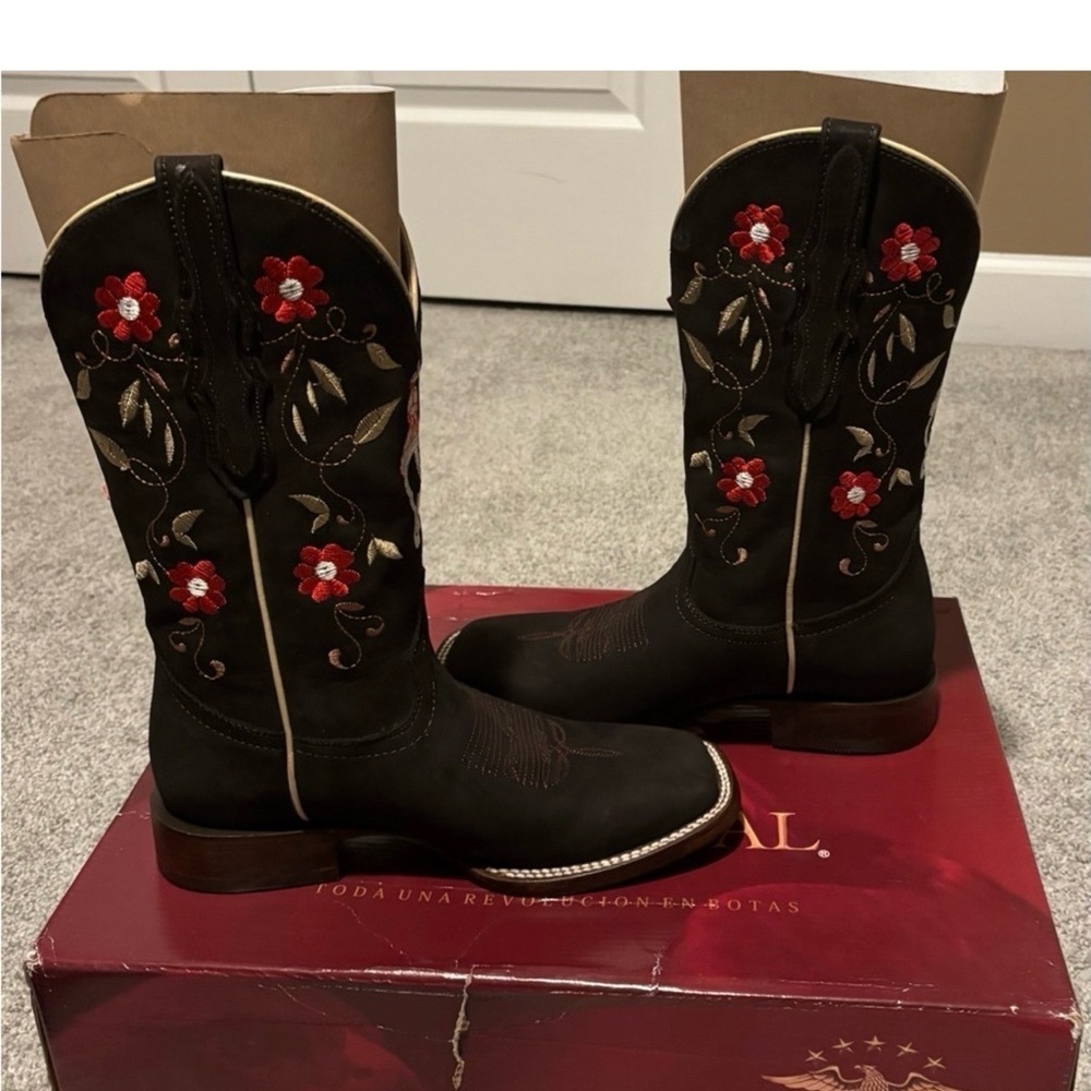 El General Floral Embroidered Heeled  Lace- up Boots - Brown and Red. NWT
